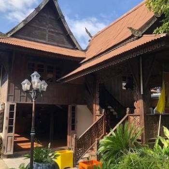 ขายที่ดินพร้อมบ้านเรือนไทย หางดง เชียงใหม่ 6 ไร่ ติดถนนไฮเวย์2001 พร้อมกิจการร้านลานนาไทยแอนติคส์