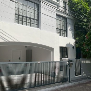 ให้เช่าทาวน์โฮม 4 ชั้น Renovate ใหม่ ซอยเอกมัย 12 ใกล้โรงเรียนเอกมัยอินเตอร์ เฟอร์นิเจอร์ครบ พร้อมเช