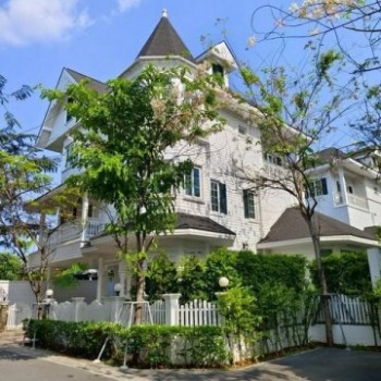 HR 10240 ให้เช่าวิลล่าสวยหลังใหญ่ 3 ชั้น 4 ห้องนอน โครงการแฟนตาเซีย วิลล่า4 ถนนศรีนครินทร์ บางนาตราด