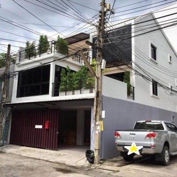 ให้เช่าทาวเฮ้าส์ 3 ชั้น 350 ตร.ม. ซอยสุขุมวิท 63 เขตวัฒนา ใกล้ BTS เอกมัย