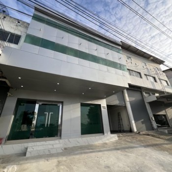 ให้เช่าสำนักงานออฟฟิต พร้อมโกดัง  ตึก 3ชั้น ถ.กิ่งแก้วบางนาตราด ใกล้สนามบิน