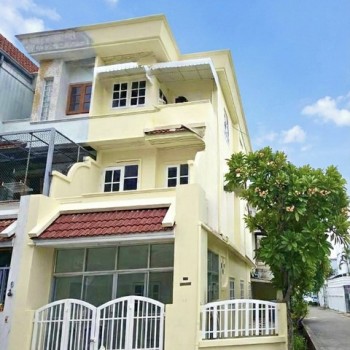 ให้เช่าทาวน์โฮม 3 ชั้นหลังมุม 36 ตรว. 4 ห้องนอน โชคชัย 4 ซอย 72 ใกล้สตรีวิทยา 2 รีโนเวทพร้อมเข้าอยู่