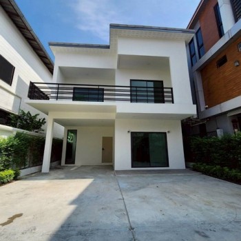ให้เช่าบ้านสร้างใหม่ สุขุมวิท 93 (ซอยพึ่งมี 29) ใกล้ BTS ที่จอดรถ 3 คัน เหมาะสำหรับอยู่อาศัย หรือทำเ