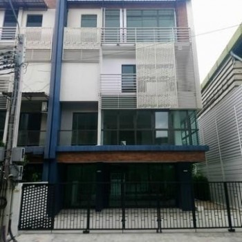 ให้เช่าโฮมออฟฟิศ 4 ชั้น โครงการ ดิสทริค เอกมัย-รามอินทรา ซอยรามอินทรา 40 หลังมุม ใกล้รถไฟฟ้าสายสีชมพ