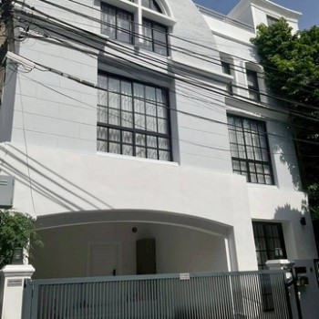 ให้เช่า ทาวน์โฮม 4 ชั้น (Renovateใหม่) ซอยเอกมัย 12 (ซอยเจริญใจ) ใกล้โรงเรียนเอกมัยอินเตอร์ 095-164-