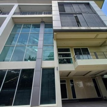 ให้เช่าโฮมออฟฟิต 4 ชั้น 600 ตร.ม. ห้องมุม ย่านรามอินทรา ใกล้แฟชั่นไอแลนส์
