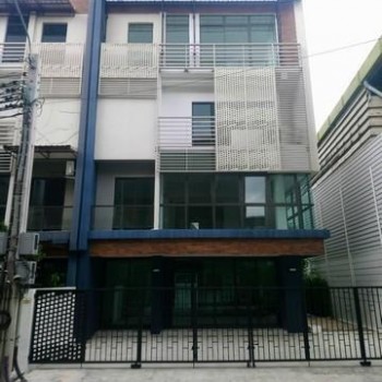 ให้เช่าโฮมออฟฟิศ 4 ชั้น 320 ตร.ม. ซอยรามอินทรา 40 ใกล้ MRT รามอินทรา กม.6