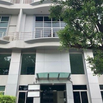 ให้เช่าอาคาร4ชั้น300ตร.มย่านทาวน์อินทาวน์เขตวังทองหลางมีดาดฟ้าและที่จอดรถ