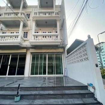 ให้เช่าทาวน์เฮ้าส์ 3 ชั้น 250 ตรม. ย่านรัชดา ห้วยขวาง ซอยประชาราษฎร์บำเพ็ญ9 ใกล้ Mrt ห้วยขวาง 700 เม