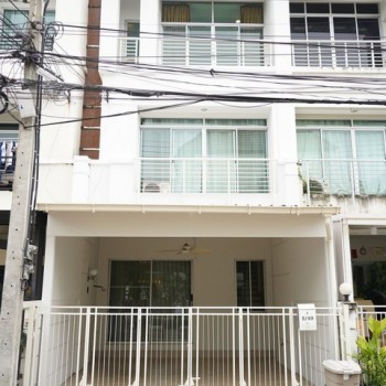 ขายทาวน์โฮม 3 ชั้น 206 ตรม. บ้านกลางเมือง สุขุมวิท 113 หน้าคลับเฮาส์ วิวสวน รีโนเวทใหม่ทั้งหลัง