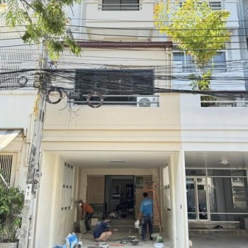 ให้เช่าโฮมออฟฟิศ3.5ชั้นทาวน์อินทาวน์ถนนศรีวราเลียบด่วนใกล้เอกมัย-ทองหล่อ