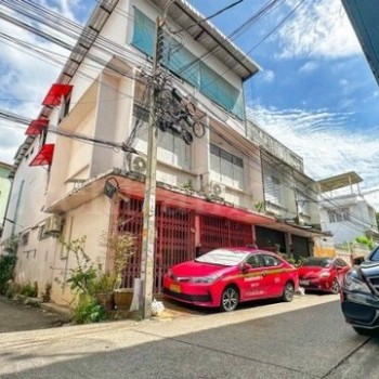 ทาวน์เฮ้าส์ 3 ชั้น 52 ตร.วา สาธุประดิษฐ์ 16 บางคอแหลม พื้นที่กว้าง