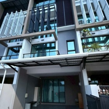 LV53602 ให้เช่าTownhome Luxury 3.5 ชั้น โครงการ Blesstown Sukhumvit 50 หน้าบ้านวิวสวน โล่ง โปร่ง เป็