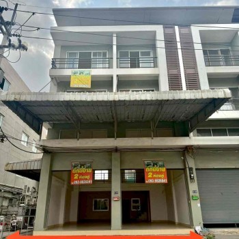 ขายอาคารพาณิชย์ 2 คูหา 3 ชั้น พร้อมชั้นลอย ทำเลดี ใกล้ตลาดไท อ.คลองหลวง จ.ปทุมธานี