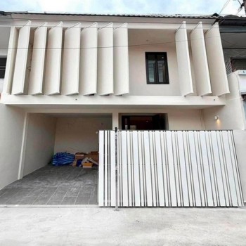 ขายทาวน์โฮม 2 ชั้น Modern Minimal ลาดพร้าว 41 พร้อมช่องแสงขนาดใหญ่ Courtyard กลางบ้าน รับแสงธรรมชาติ