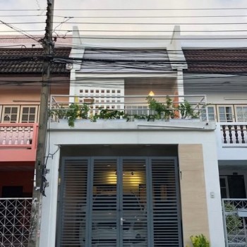 ให้เช่า หมู่บ้าน คลองจั่นวิลล่า 2 ซอยนวมินทร์ 149  2 ห้องนอน หน้าปากซอยมี 7-11 ตกแต่งสวย พร้อมเข้าอย