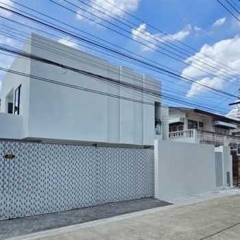 ขายบ้านเดี่ยว 2 ชั้น ถนนโชคชัย 4 ซอย 44 รีโนเวทใหม่ Modern Private เป็นส่วนตัว Courtyard หลังบ้าน วิ
