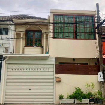 ขายทาวน์เฮ้าส์ 2 ชั้น รีโนเวทสไตล์ Modern Chinese 180 ตรม. 3 ห้องนอน หมู่บ้านอยู่เจริญ ซอยรัชดา18 ฮว