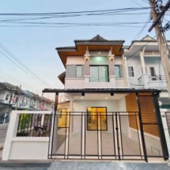 หมู่บ้านดิเอมเมอรัลด์พาร์ค 2 เป็นทาวน์เฮ้าส์ 2 ชั้น หลังมุม บนถนนเมน ที่มีพื้นที่สวนข้างบ้านสำหรับพั