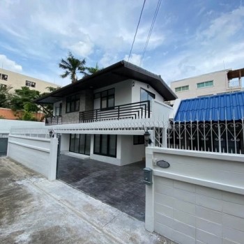 ให้เช่าบ้านเดี่ยว 2 ชั้นหลังมุม 60 ตรว. 220 ตรม. 4 ห้องนอน ย่านสุทธิสาร ลาดพร้าว 48 ใกล้ MRT สุทธิสา