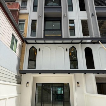 ขายทาวน์โฮม 4 ชั้น 4 ห้องนอน ลาดพร้าว 110 พื้นที่ขนาดใหญ่ รีโนเวทใหม่ทั้งหลัง พร้อมเข้าอยู่