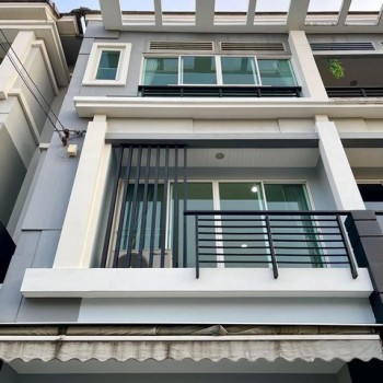 ให้เช่าทาวน์โฮม 3 ชั้น หมู่บ้านกลางเมืองพระราม 9 - รามคำแหง 39 ใกล้ทาวน์อินทาวน์ ใกล้เลียบด่วน
