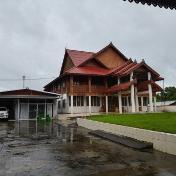 ขายบ้านไม้สัก พร้อมที่ดิน อำเภอเมือง จังหวัดร้อยเอ็ด เนื้อที่ 1 ไร่ครึ่ง
