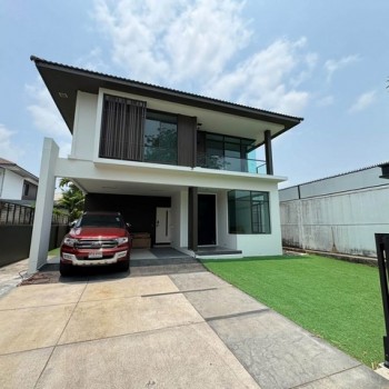 LV53624 ให้เช่า บ้านเดี่ยว มัณฑนา อ่อนนุช-วงแหวน 4 Manthana Onnut – Wongwaen 4 มีสนามหญ้าเทียมหน้าบ้