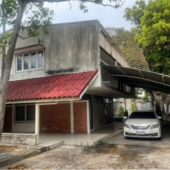 ขายที่ดินพร้อมบ้านเก่าแปลงมุม 187 ตรว. เอกมัย ซอย 18 สภาพแวดล้อมดี เหมาะสร้างบ้าน สำนักงาน หรือลงทุน