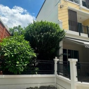 ให้เช่าและขาย ทาวน์โฮม 3 ชั้น หลังมุม ซอยลาดปลาเค้า79 หมู่บ้าน บ้านกลางเมือง Urbanion เกษตรนวมินทร์ 