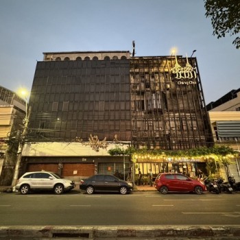 ขาย อาคารพาณิชย์ 5 ห้อง 4 ชั้น ติดถนนหน้าลานคนเมืองเสาชิงช้า วัดสุทัศน์  เหมาะทำโรงแรม โฮสเทล ภัตตาค