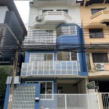 ขายหรือให้เช่าทาวน์โฮม 4 ชั้น รีโนเวทใหม่ มีดาดฟ้า ซอยพระราม 9 ซอย 13 ใจกลางเมือง ใกล้ทางด่วน