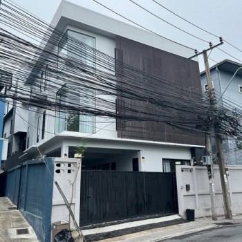 ให้เช่าบ้านเดี่ยว 3 ชั้น 100 ตรว. 360 ตรม. ซอย 20 มิถุนา ถนนสุทธิสารวินิจฉัย ใกล้ MRT สุทธิสาร เหมาะ