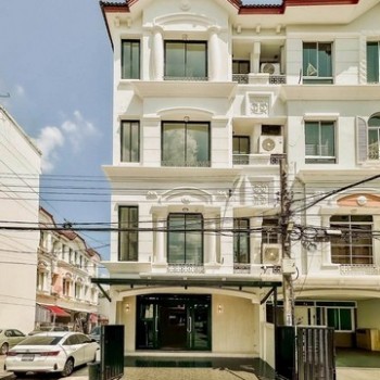 ขายทาวน์โฮมออฟฟิศ 3 ชั้นหลังมุม รีโนเวทใหม่ บ้านกลางเมืองพระรามเก้า-ลาดพร้าว ติดถนนเลียบทางด่ว